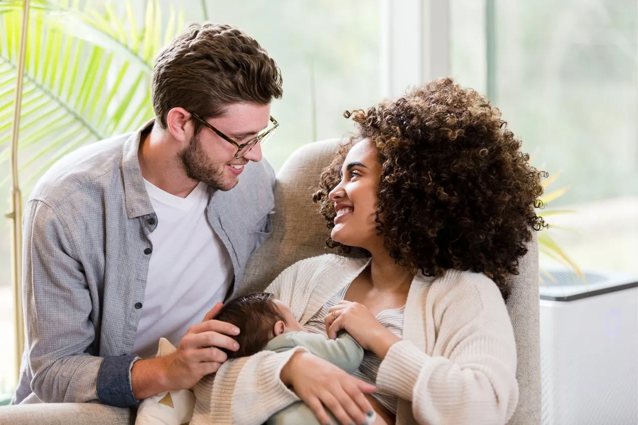 Nursing-mother-with-a-support-network-during-feeding-routines